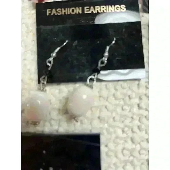 Lot of 6 pair costume pierced earrings - Picture 3 of 7
